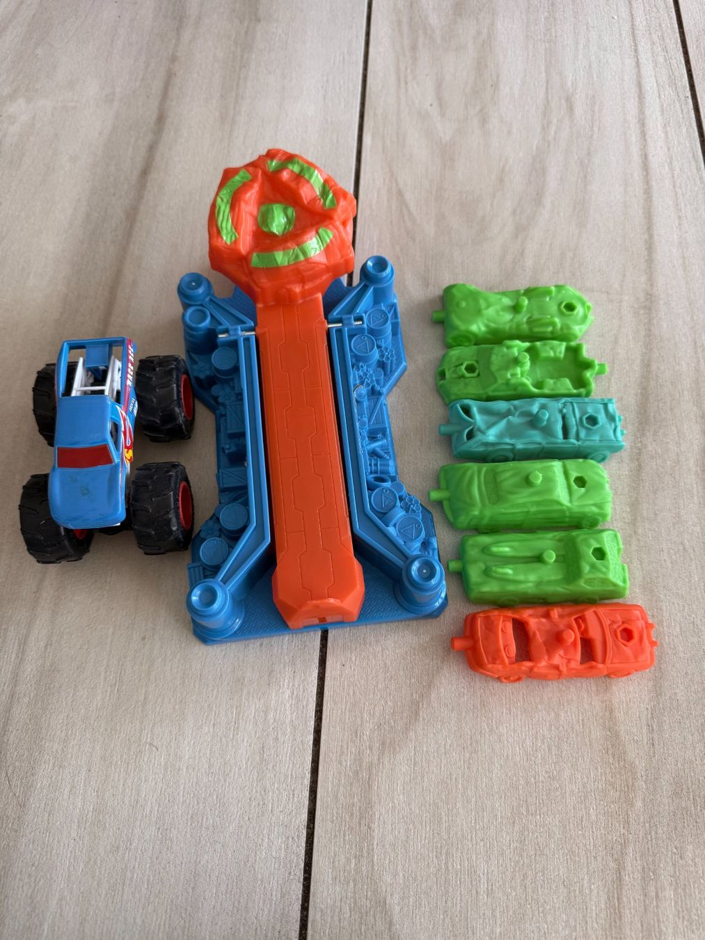 Hot Wheels Giocattoli: Hot Wheels Monster Trucks Startrampen Crash – Usato da Riaz venduto da Bongj 1