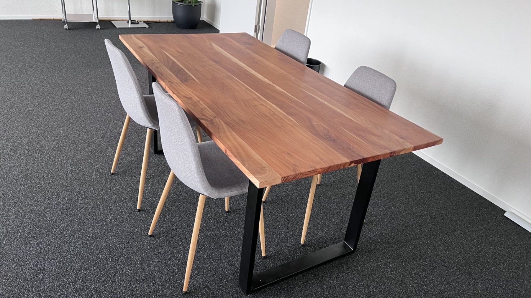 Set di tavolo e panche: Moderner Holztisch mit 4 Stühlen – Usato da Zug venduto da Knoedle12