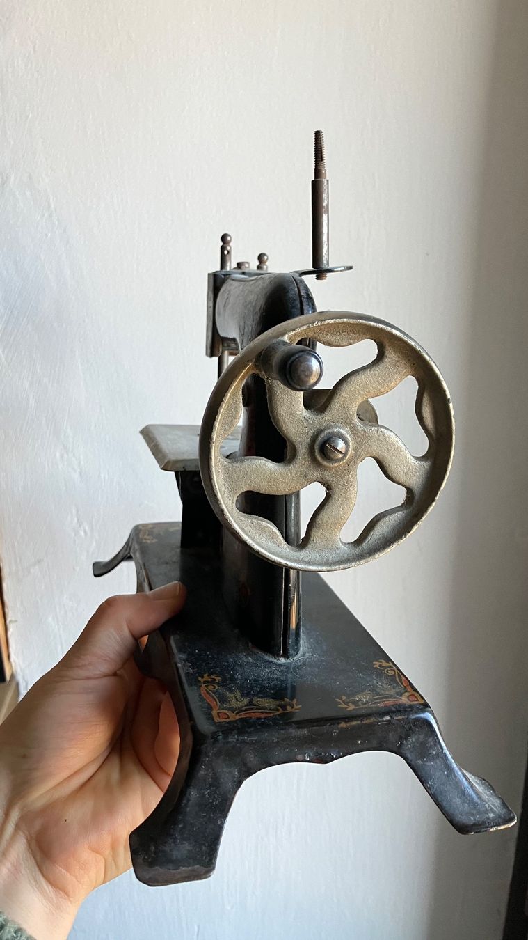 Giocattoli: Ancienne machine à coudre jouet vintage – Usato da St-Cierges venduto da LeRegain 6