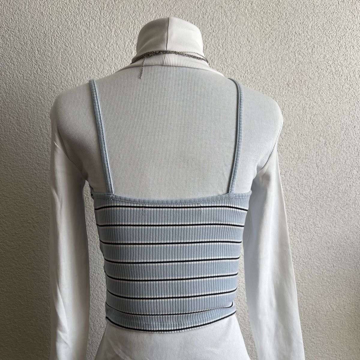 Top: Gestreiftes Crop Top XS Blau – Usato da Tagelswangen venduto da SpicyChicken 3