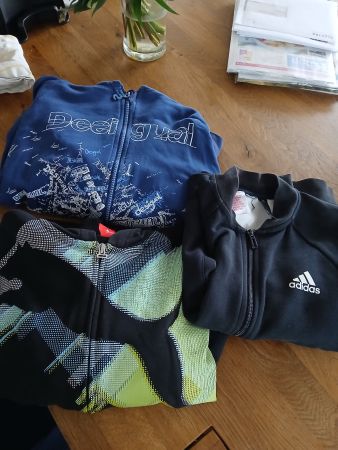 3 Pullover 140 134 150 1 am Arm bisschen gerissen
