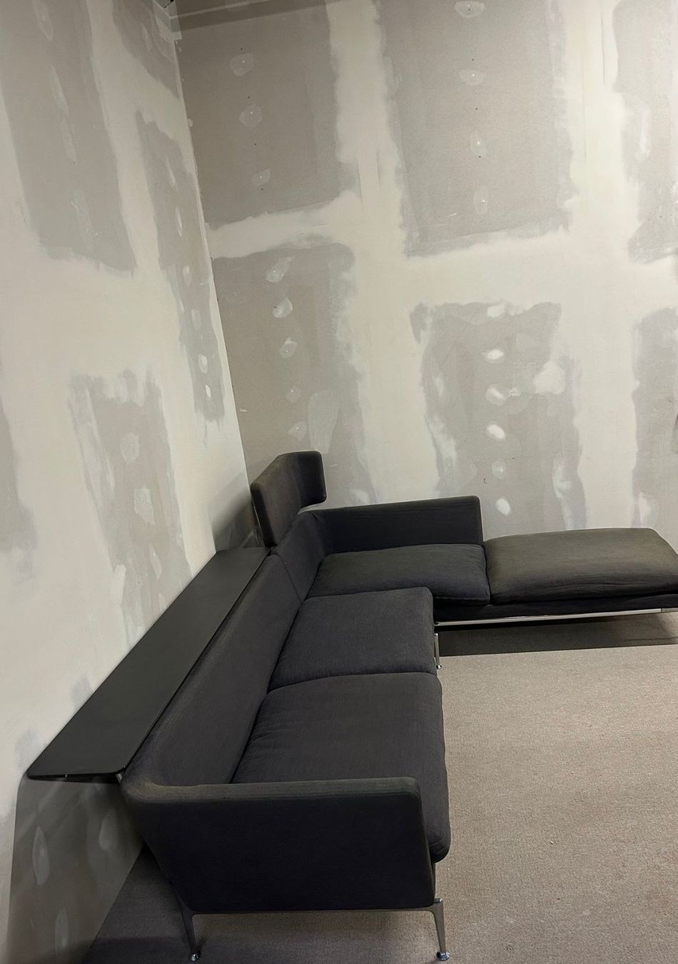 Vitra Divani: Vitra Suita Sofa, dunkelgrau modulares Ecksofa mit Ablage – Usato da Rickenbach ZH venduto da Insider-Boerse 1