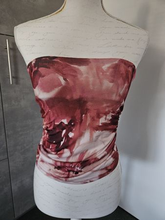 Trägerloses Top Pull&Bear Blumenmuster Grösse S rot