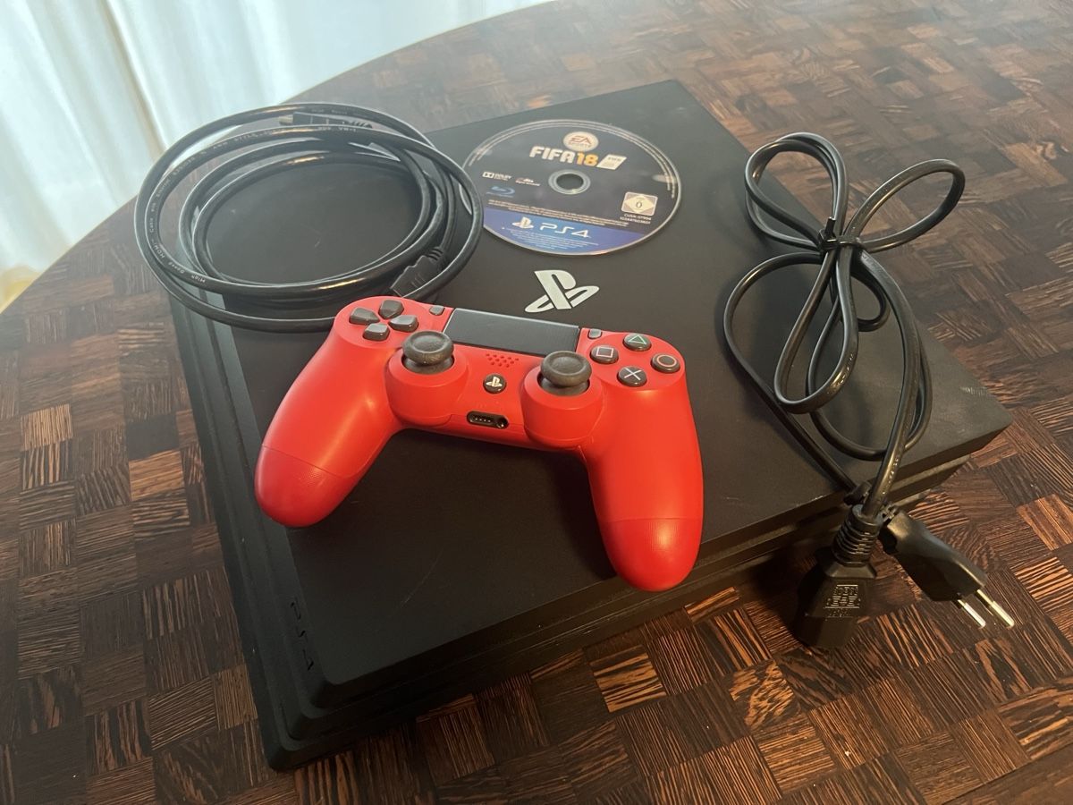 Sony Console: Sony PlayStation 4 Pro 1 TB mit Controller und Kablen – Usato da Basel venduto da max_mgr8