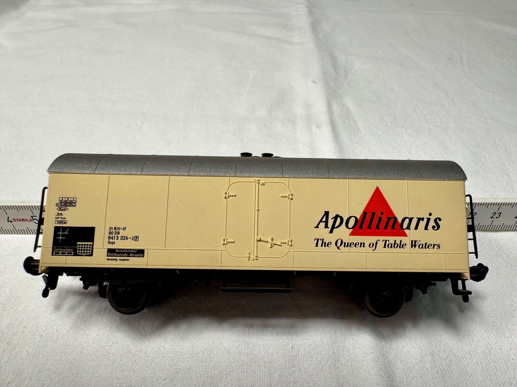Fleischmann Modelleisenbahnen: 2 Fleischmann Kühlwagen Apolinaris Set Spur H0 – Gebraucht aus Wettingen von 1coni1 1