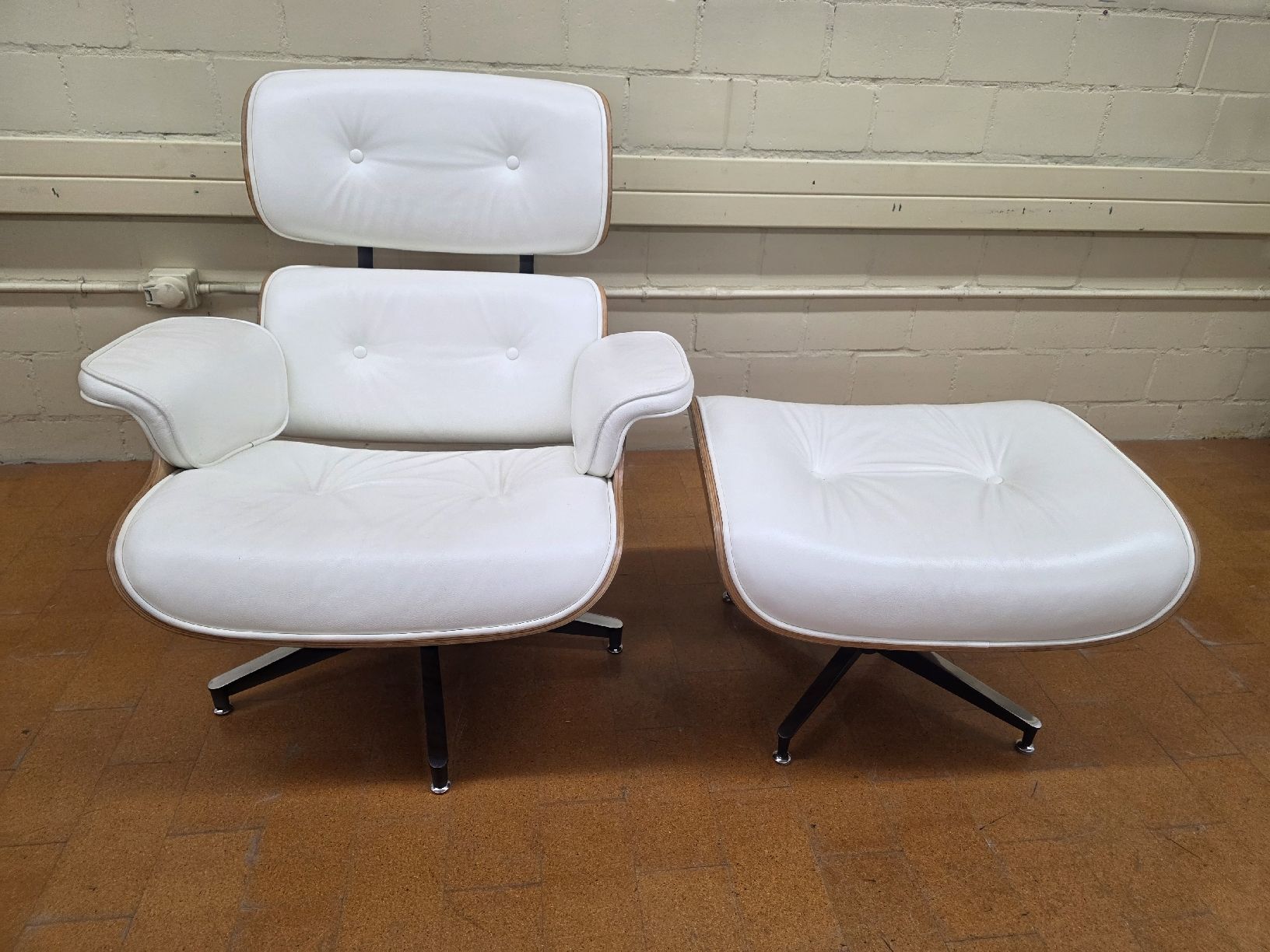 Poltrone: Designer Lounge Chair mit Ottoman Eames Leder weiss – Usato da Lichtensteig venduto da Usedinstorecom 1