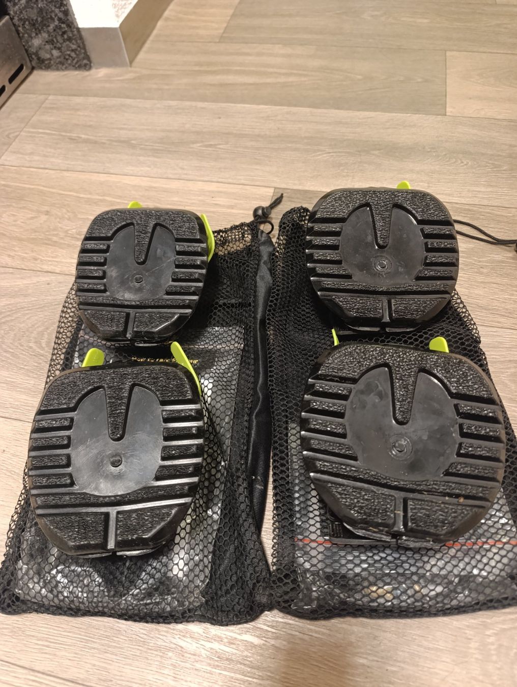 Scarpe per cavalli: Hufschuhe Scoot Boot Pferd, Grösse 0 & 1 – Nuovo (secondo la descrizione) da Eisten venduto da fur_5m8q 1