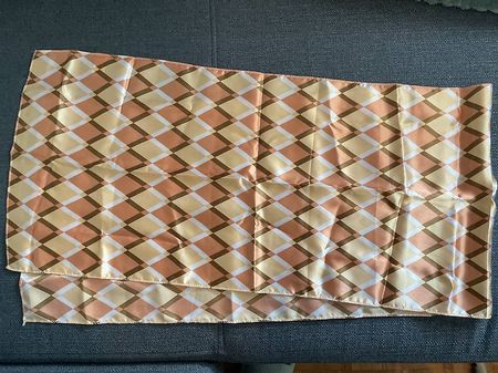 Foulard en polyester motif losanges, neuf