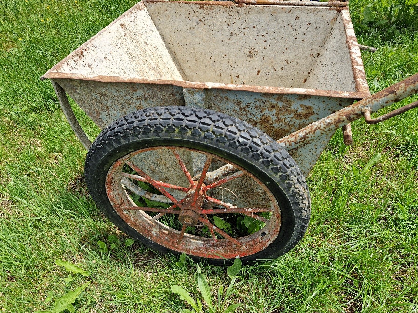 Carriole: Brouette de chantier basculante – Usato da Rueyres-Treyfayes venduto da EmileP8992 2