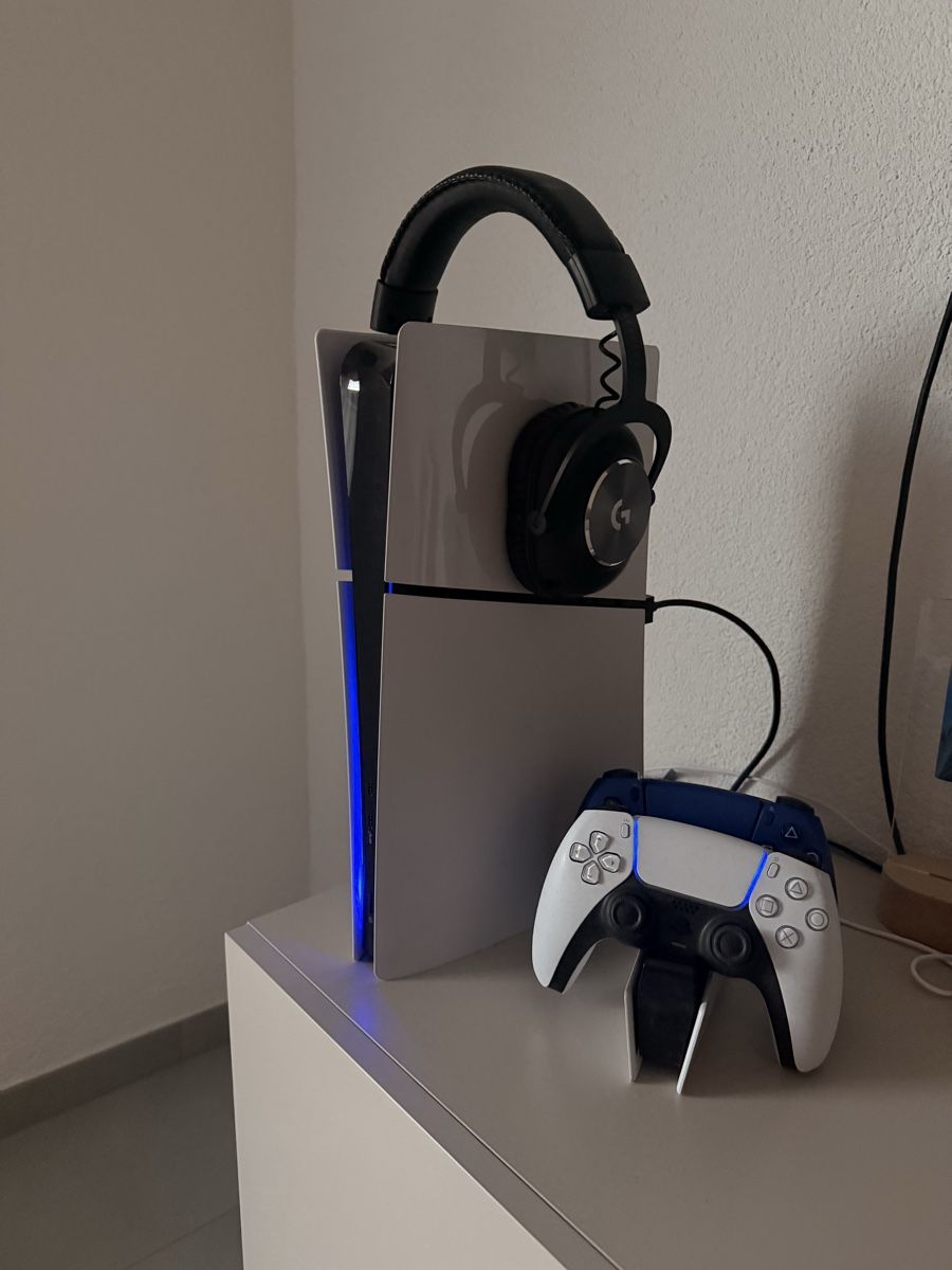 Sony Konsolen: PlayStation 5 Digital Edition + 2 Controller, Headset, Lade – Gebraucht aus Wünnewil von san_h9dv