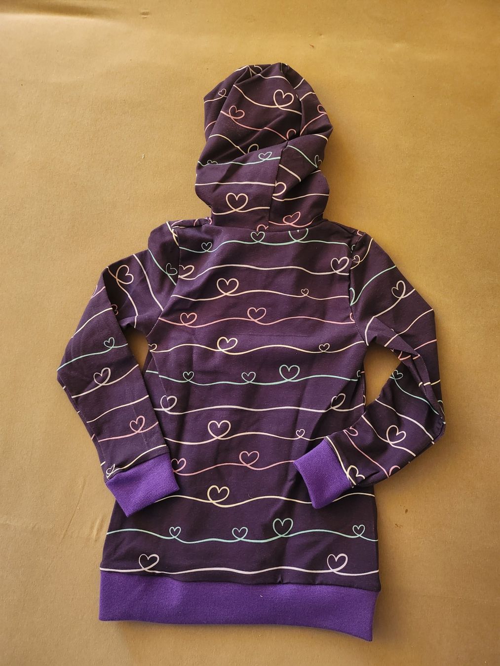 Maglioni & Felpe: violetter Kaputzenpulli mit Herzen, Gr. 98/104, handmade – Nuovo (secondo la descrizione) da Othmarsingen venduto da pao_2xld 1