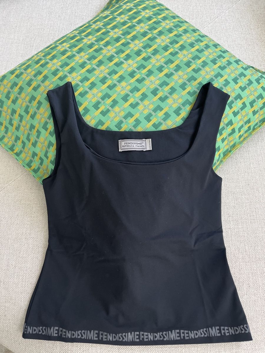 Fendi Tops: Fendi black top with logo – Gebraucht aus Rüschlikon von ant_5v7g