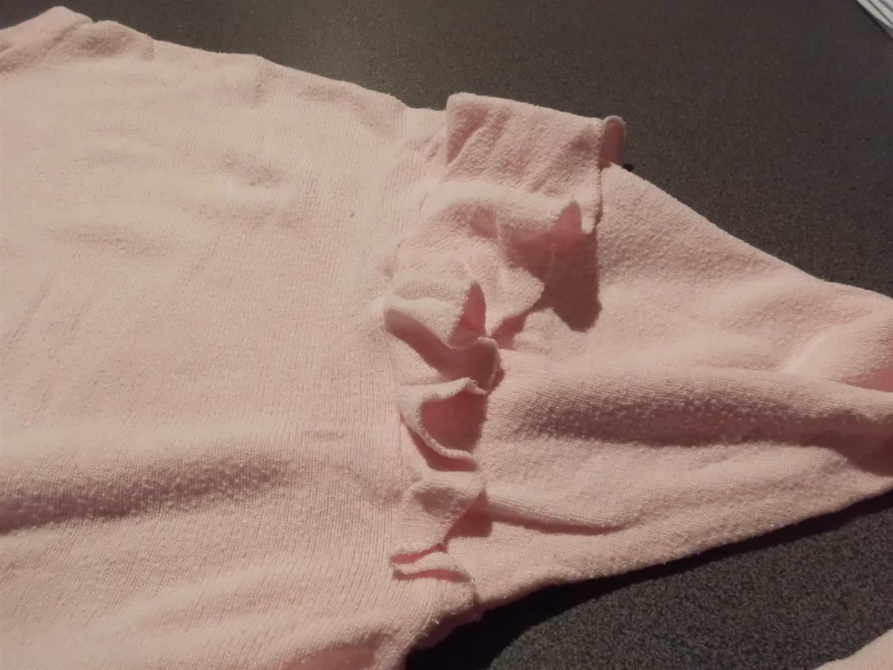 Pulls & Sweat-shirts: Pullover ca. Grösse S, rosa/Volants an den Armen – D'occasion à Zürich par abraxas1291 1