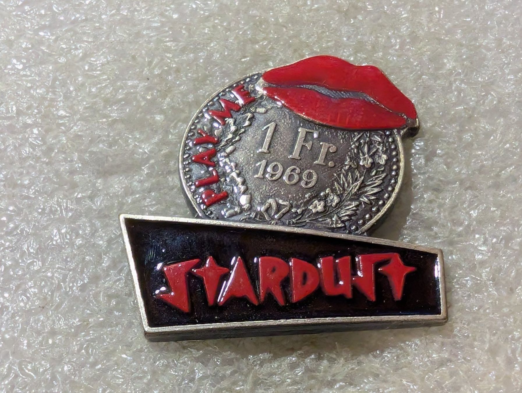 Placchette & Badge: Ansteckpin 105: 1.- CHF x Stardust – Usato da Oppligen venduto da Pin-Fall-Shop
