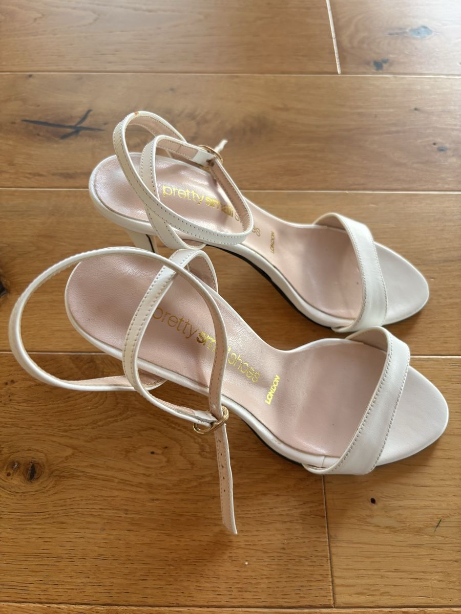 Scarpe da donna: Weisse Sandale von Pretty Small Shoes – Usato da Estavayer-le-Lac venduto da constance-esta