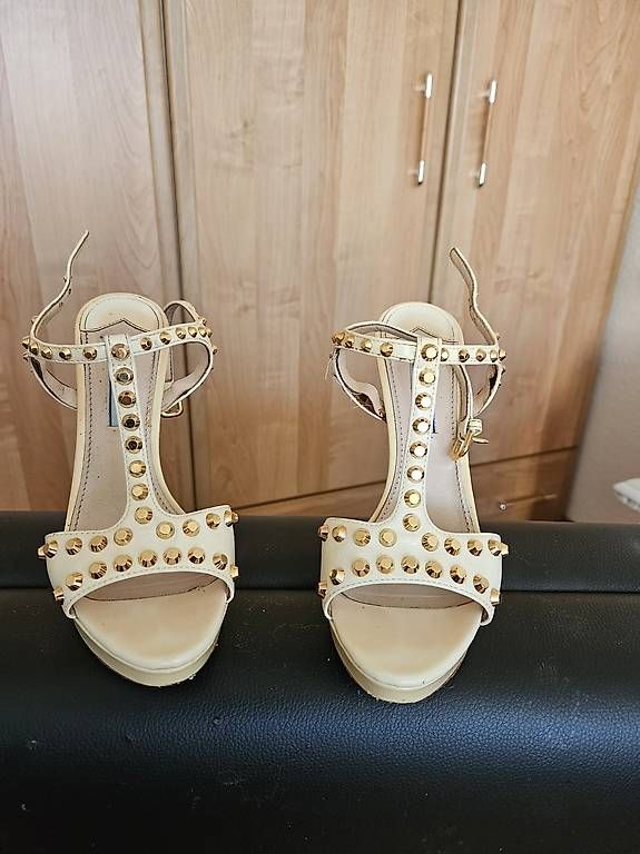 Scarpe da donna: Prada blanches cloutées dorées 140 taille 36 – Usato da Bernex venduto da Steph730 2
