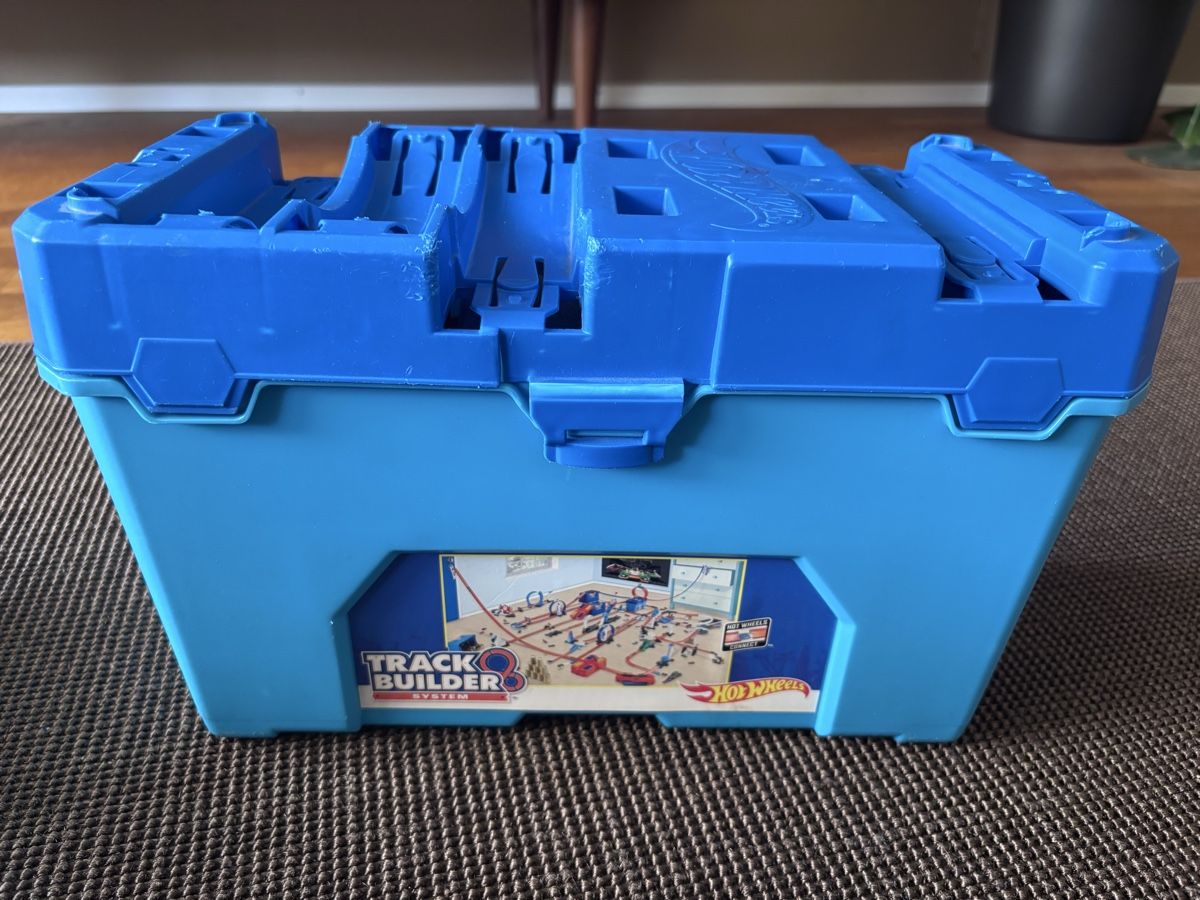 Hot Wheels Giocattoli: Hot Wheels Track Builder System  – Usato da Luzern venduto da Genhart