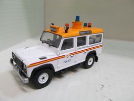 LAND ROVER 110 TRAFFIC  POLICE HEATHROW AIRPORT  CORGI  1:43