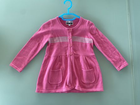 Neuwertige, feine Strickjacke Gr. 110