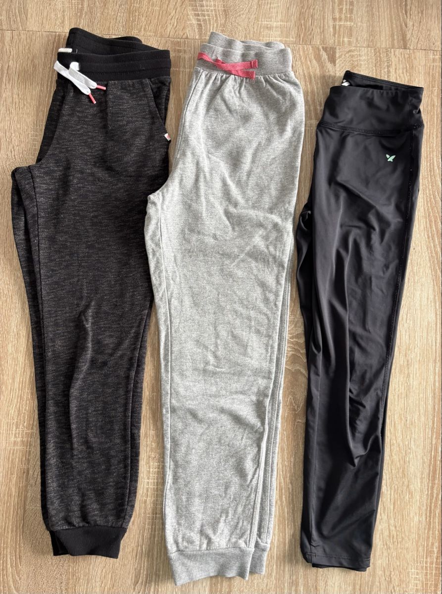 Pantaloni: 3 Trainerhosen / Turnhosen Gr 146 – Usato da Ebikon venduto da Regipe
