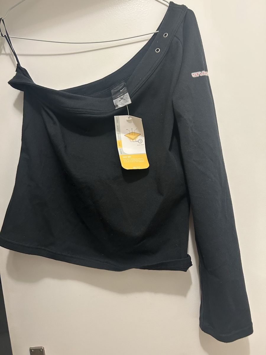 Nike Top: Nike Studio Black One Shoulder Top, Size Large NWT – Nuovo e nell'imballaggio originale da Zürich venduto da sel_tvq7