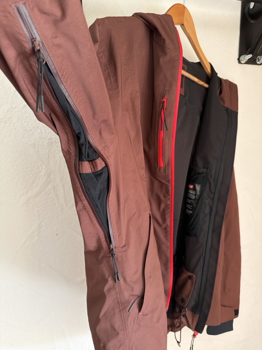 Oakley Giacche: Oakley women’s snowboard hardshell jacket – Nuovo (secondo la descrizione) da Dietikon venduto da mz_x 4