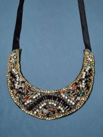 Bunte ethnische Tribal Halskette aus Stoff und Kristalle