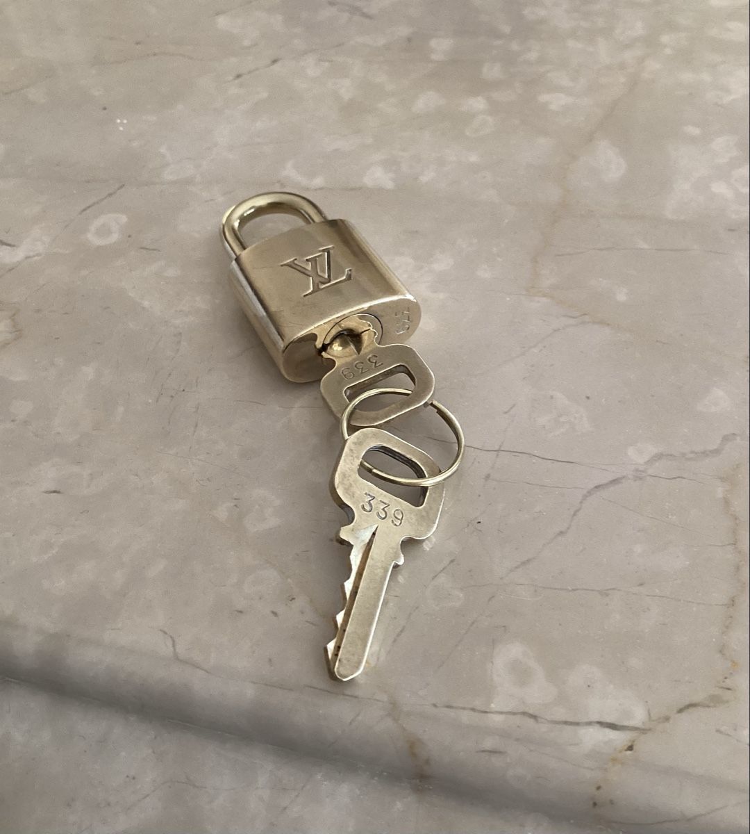Louis Vuitton Portachiavi: Louis Vuitton Schloss mit 2 Schlüsseln – Usato da Magadino venduto da sylvierosa 2