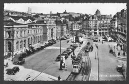 Zürich Bahnhofplatz mit Trams und alten Autos
