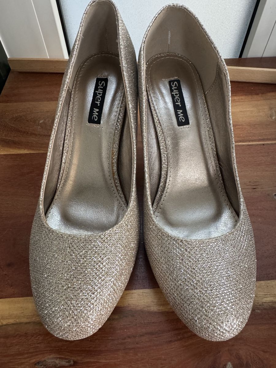 Scarpe da donna: NEW Golden Pumps 38 Size – Nuovo e nell'imballaggio originale da Neuchatel venduto da Mia_G
