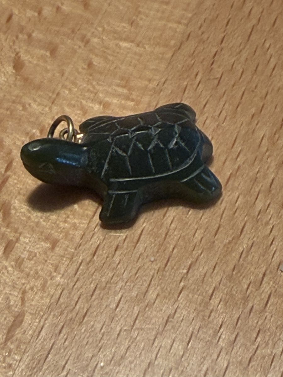 Ciondoli: Miniature Carved Green Stone Turtle Charm – Nuovo (secondo la descrizione) da Erlenbach ZH venduto da Ritschly 1