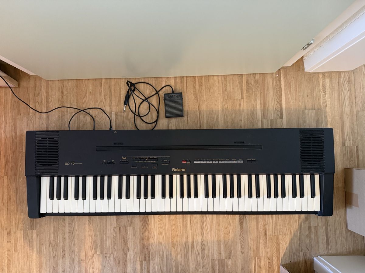 Roland Instruments de musique: Piano numérique Roland EP 75 – Défectueux à Kloten par Mumiiin