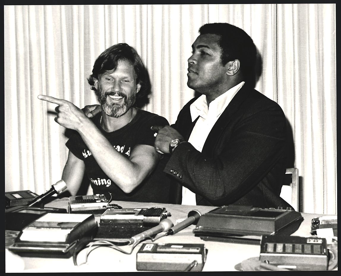 Photos & affiches: Fotografie Boxer Muhammad Ali mit Sänge – D'occasion à Berlin par bartko-reher