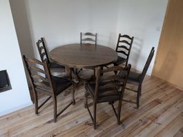 Antiquität: Runder Massivholztisch & 5 Leiterstühle