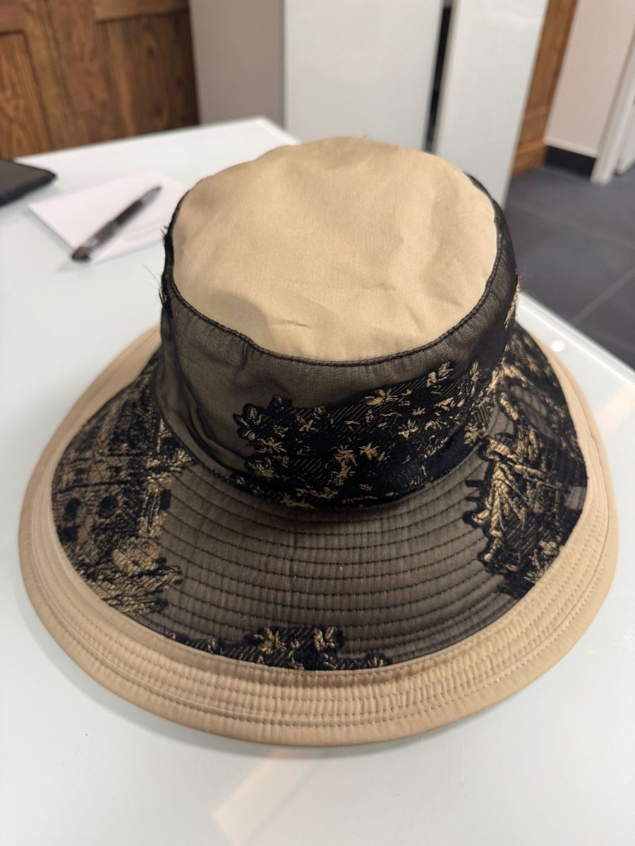 Hermès Copricapi, berretti & cappellini: Hermès Bucket Hat – Effortless Elegance – Usato da Luzern venduto da Antiquesonline