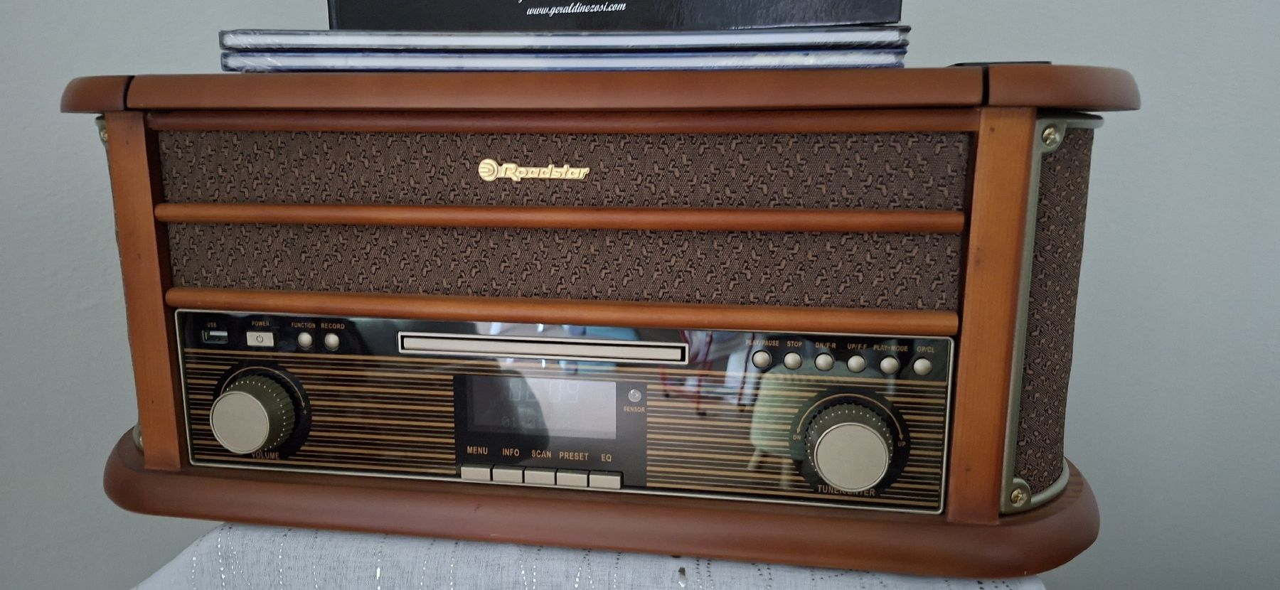Radios: radio style vintage mais moderne – Gebraucht aus St-Aubin FR von ger_8fbs