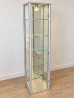 Glasvitrine mit Spiegelrückwand und Beleuchtung
