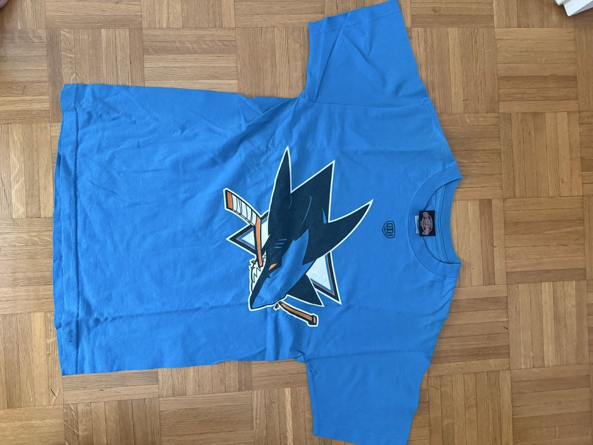 T-shirts: tshirt sharks taille M – D'occasion à Nyon par Mektoub