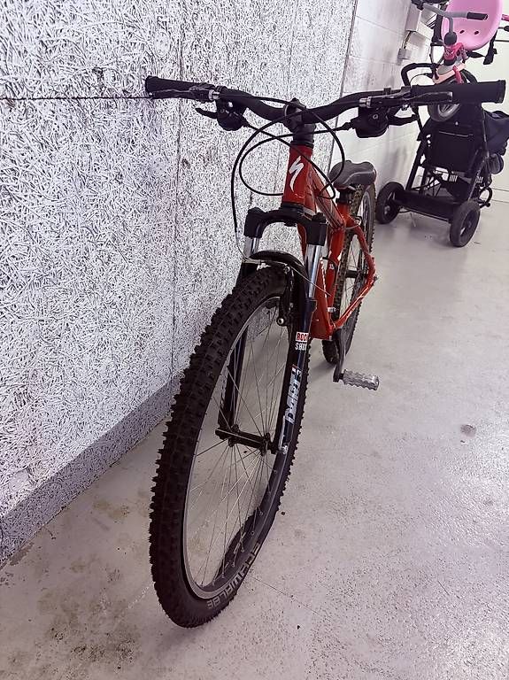 Specialized Biciclette: SPECIALIZED MOUNTAINBIKE MIT FEDERGABEL – Usato da Erlenbach ZH venduto da xav_87dr