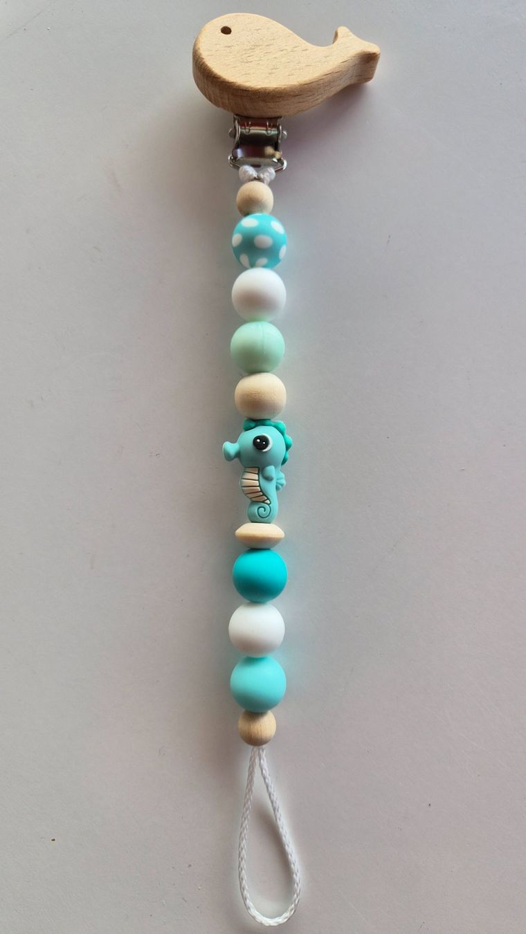 Succhiotti & catenelle porta ciuccio: Handgefertigte Nuggikette Seepferdchen – Nuovo (secondo la descrizione) da Münchenbuchsee venduto da Handmadebylulu 1