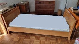 Schönes Holzbett mit fast neuer  Matratze in 3662 Seftigen