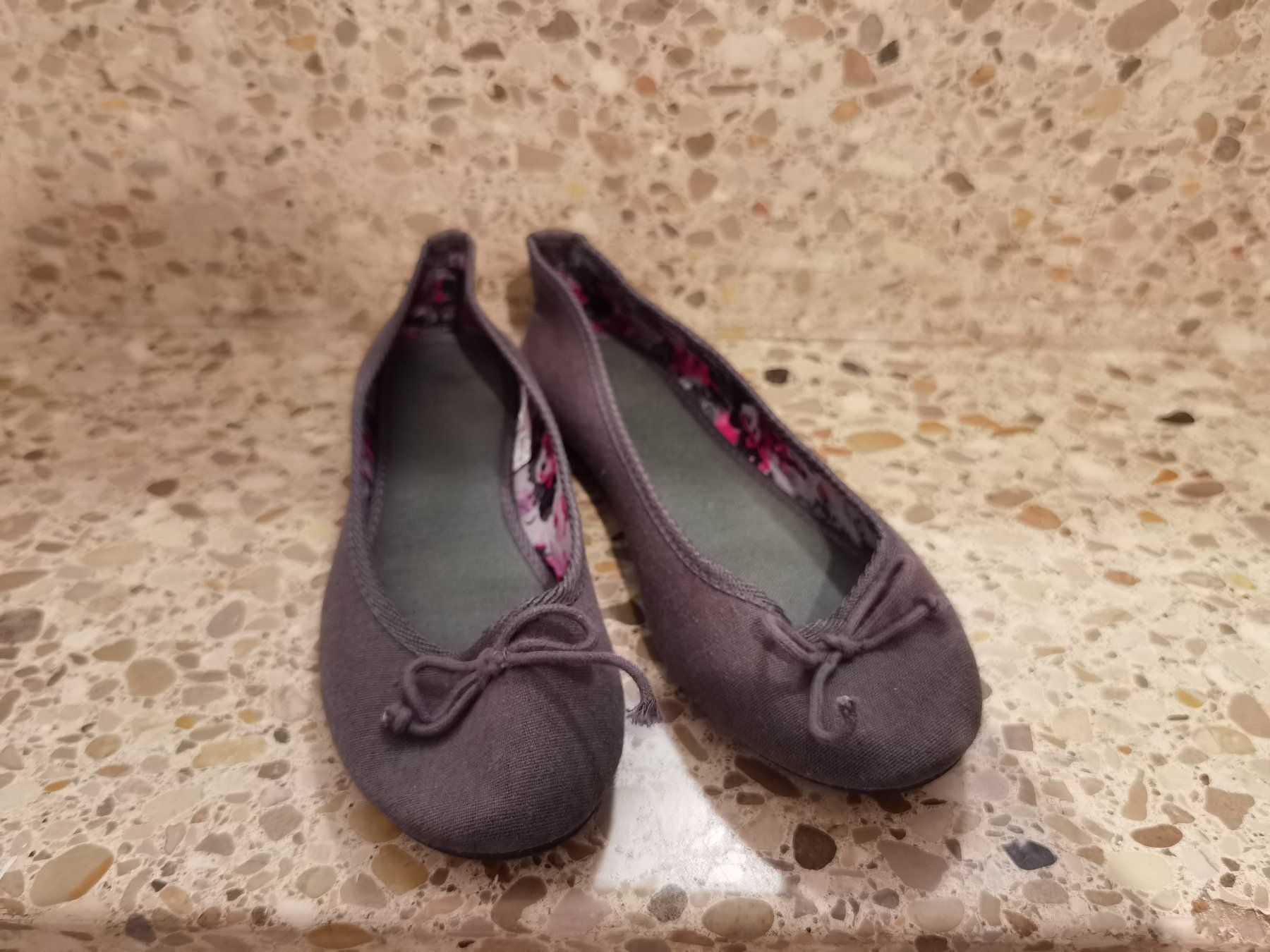Scarpe da donna: Ballerinas aus Stoff grau Gr. 36 – Nuovo (secondo la descrizione) da Heinrichswil venduto da sabi2809 1