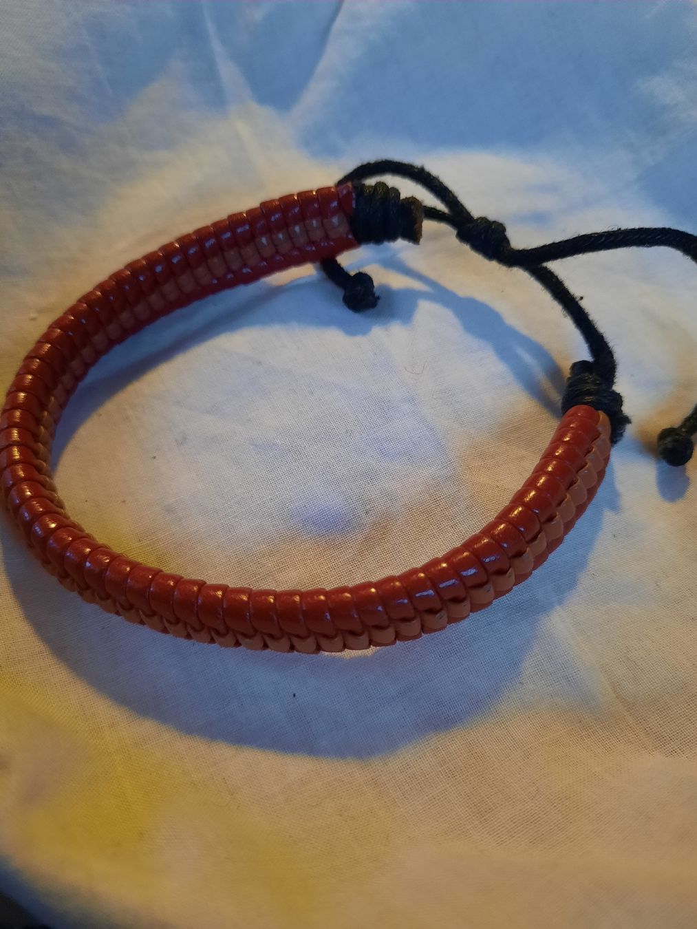 Bracciali & Braccialetti: Rotes Lederarmband - verstellbar – Nuovo (secondo la descrizione) da Unterterzen venduto da elebo