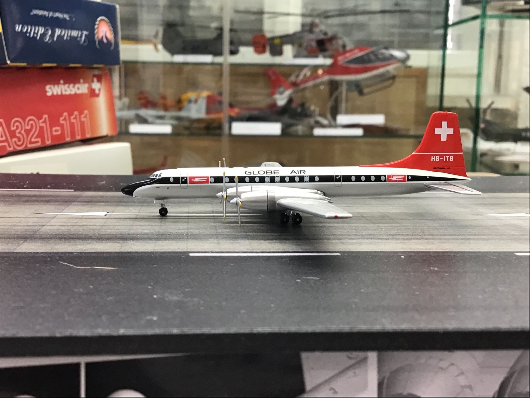 Kit di modellismo & Modellini statici: 1:400 britania Globe Air Metall – Usato da Männedorf venduto da Modell-Spezialisten