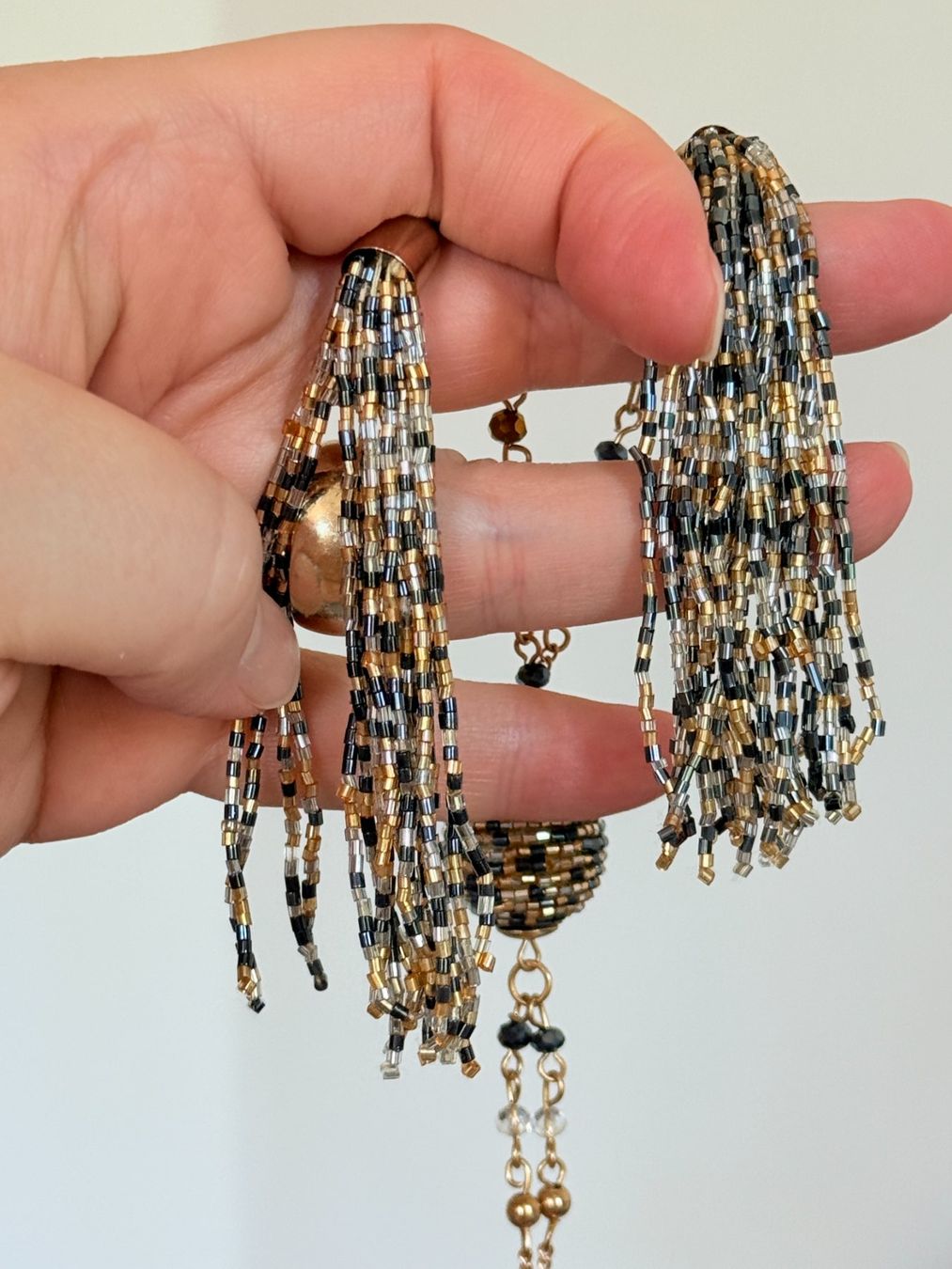 Catenine: Lovisa Collier fantaisie perles et pompon neuf – Nuovo e nell'imballaggio originale da Genève venduto da AGBERG