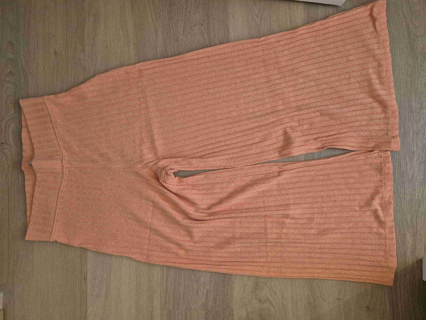 Stradivarius Pantaloni: Sommerliche, gerippte Hose in Apricot-Farbe – Usato da Brügg BE venduto da bea_g5lc