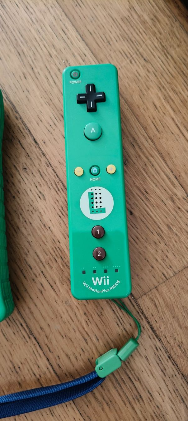 Nintendo Controller: Nintendo wii Spezial Luigi controller mit hülle – Usato da Oensingen venduto da ece_8k7q 1
