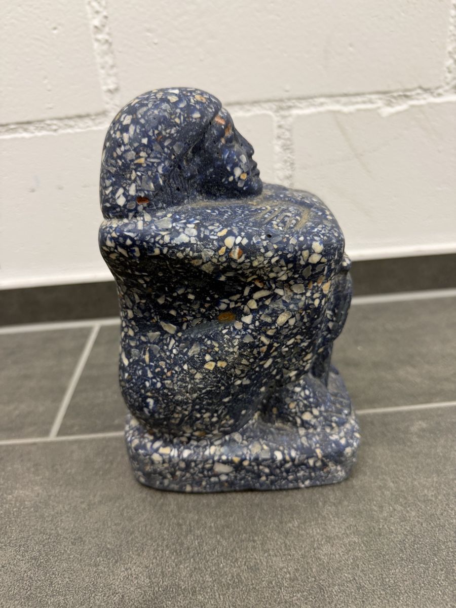 Skulpturen & Statuen: Alte ägyptische Hockfigur Pharao – Gebraucht aus Horn von HanSolo. 2