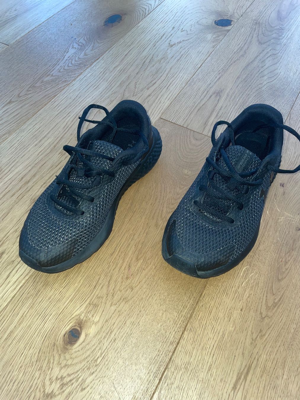 Under Armour Damenschuhe: Laufschuhe – Gebraucht aus Fislisbach von arse