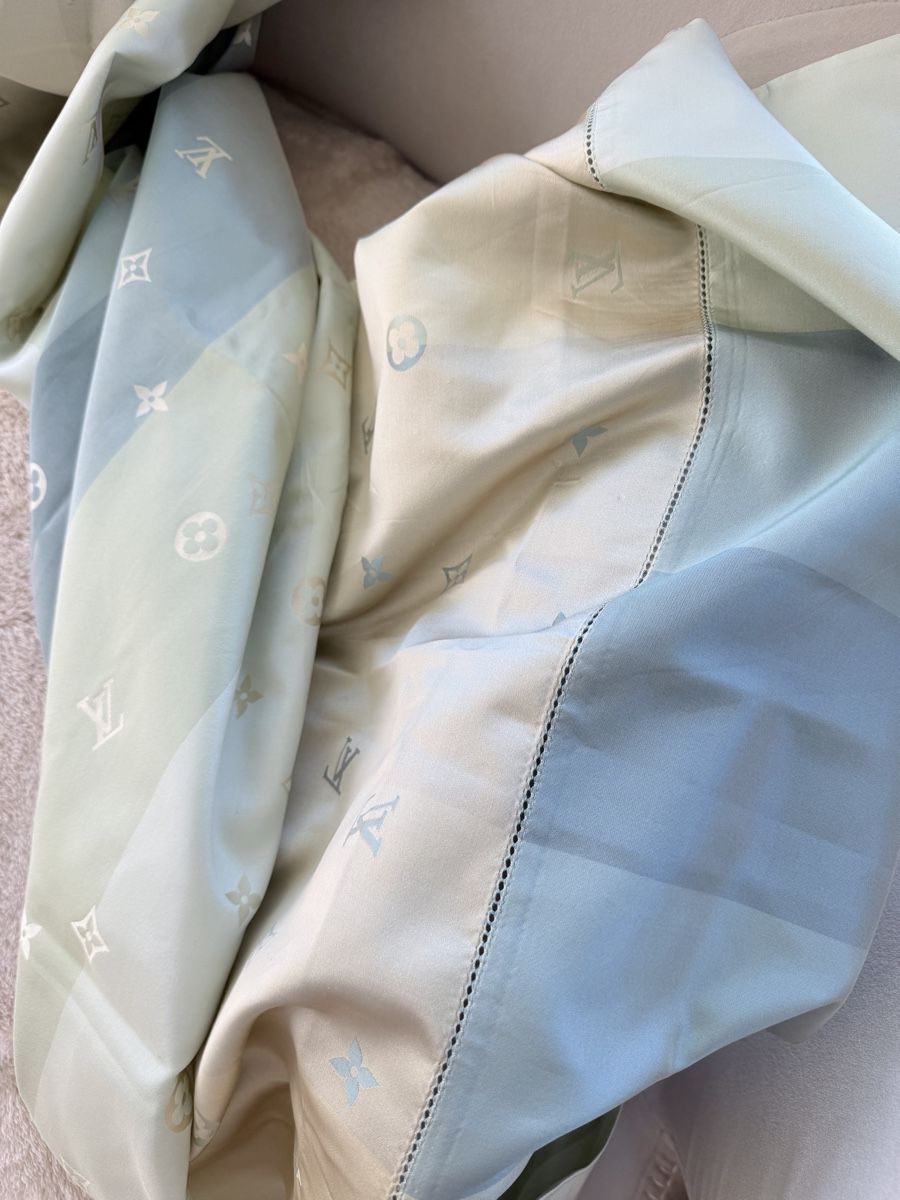 Louis Vuitton Foulards, Tücher & Schals: Louis Vuitton Silk Stole / Shawl – Neu (gemäss Beschreibung) aus Zollikon von houseofsamar 1